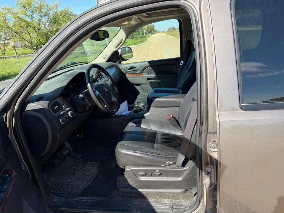Chevrolet Suburban 2011 photo 5