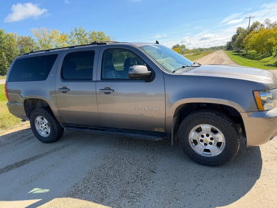 Chevrolet Suburban 2011 photo 3
