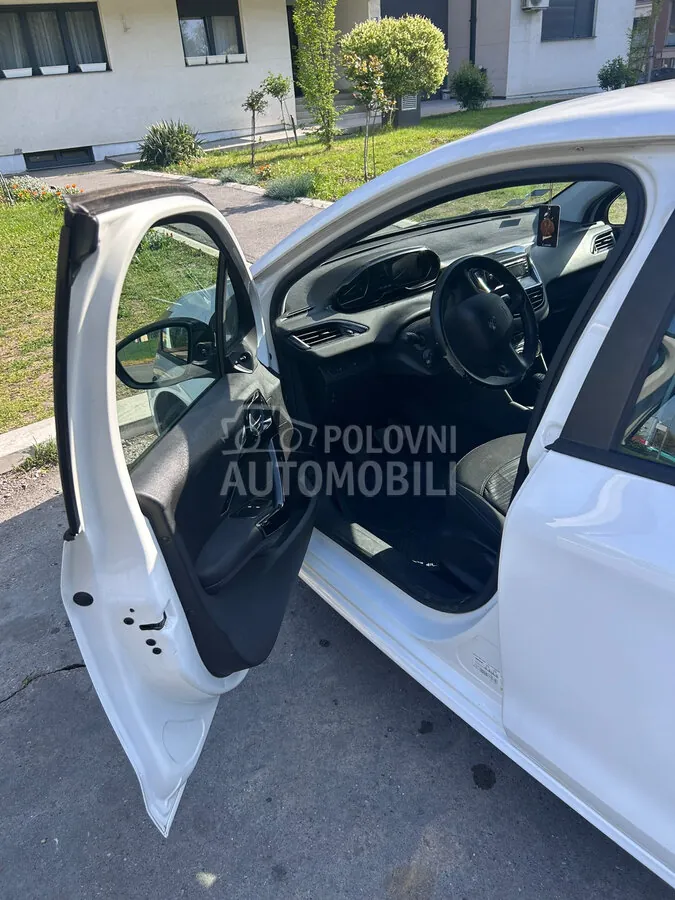 Peugeot 208 2015 photo 5