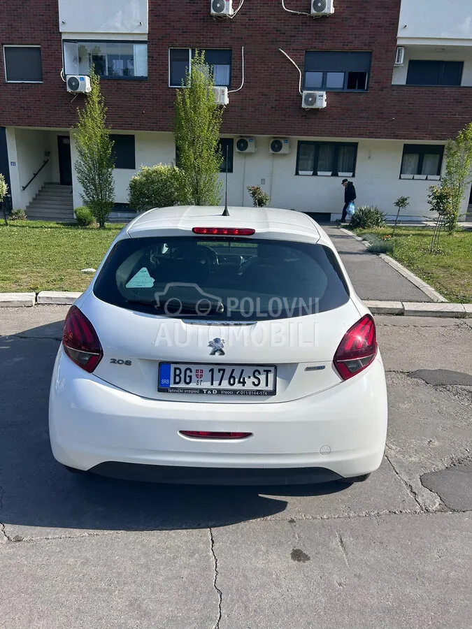 Peugeot 208 2015 photo 3
