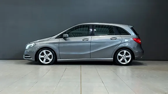 Mercedes-Benz B180 2012 photo 2