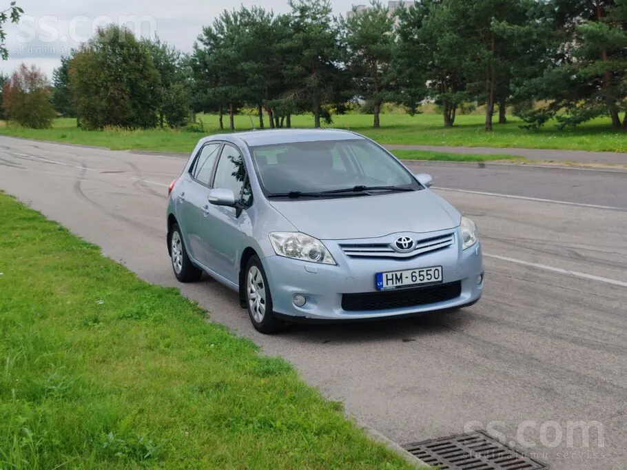 Toyota Auris 2010 photo 2