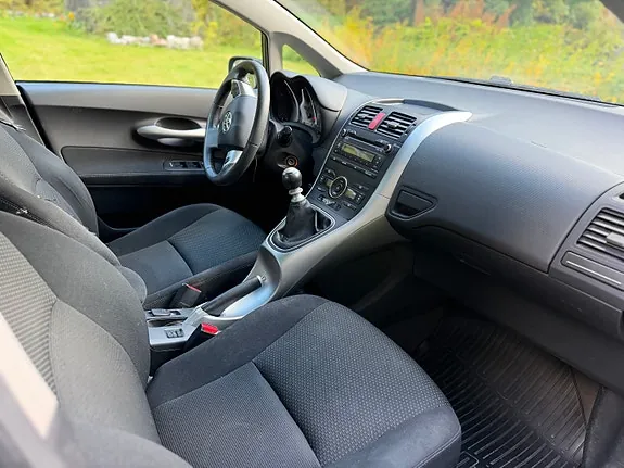 Toyota Auris 2011 photo 4