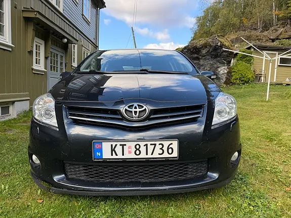 Toyota Auris 2011 photo 2