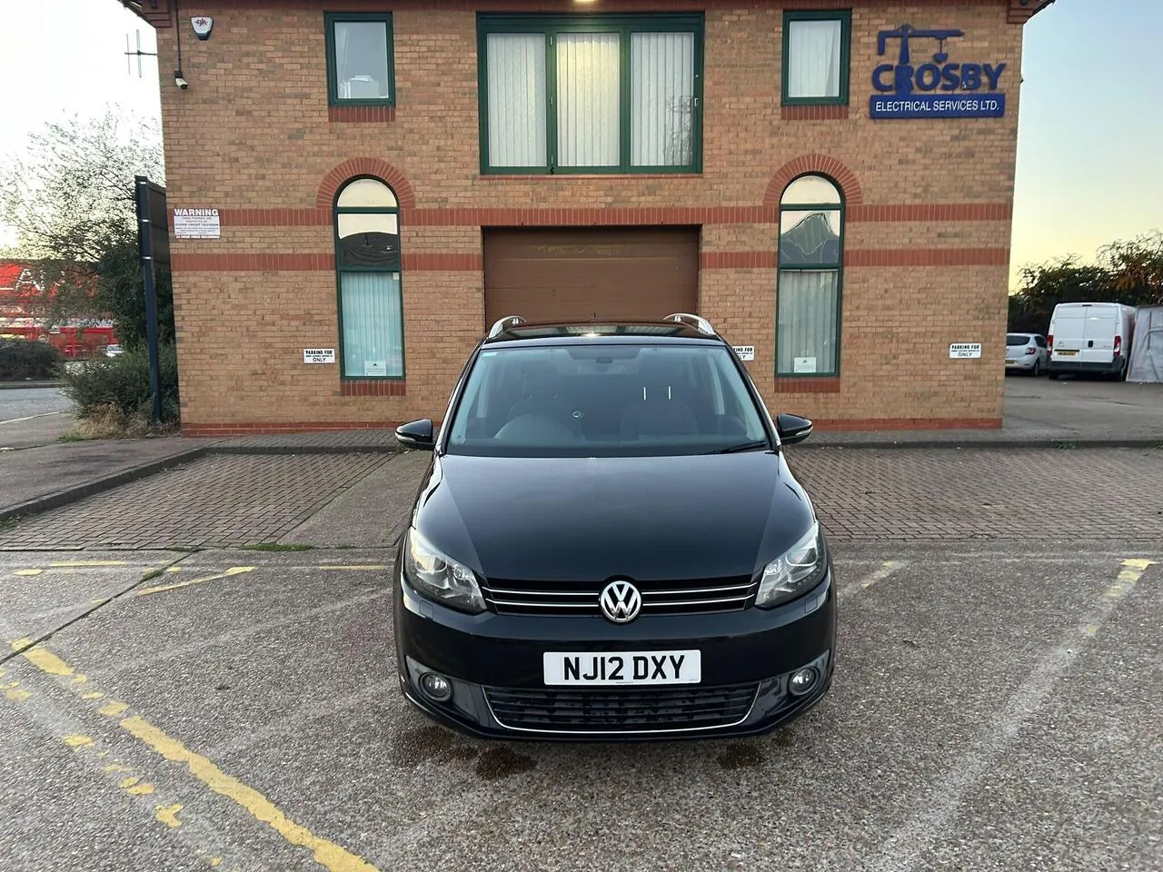 Volkswagen Touran 2012 photo 2