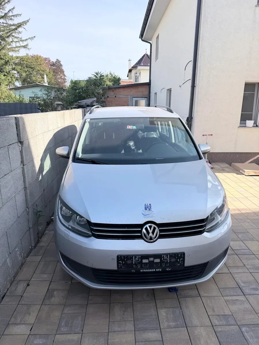 Volkswagen Touran 2011 photo 2