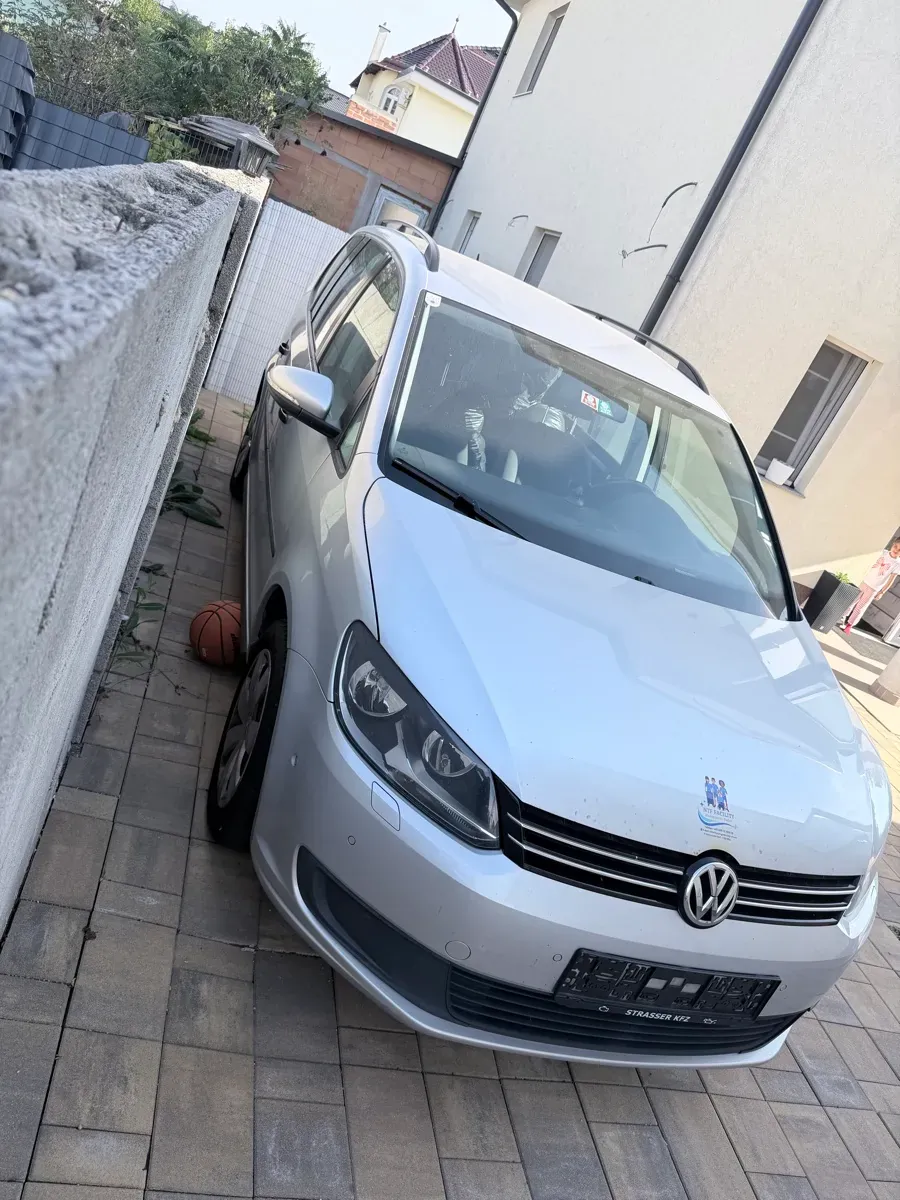 Volkswagen Touran 2011 photo 3
