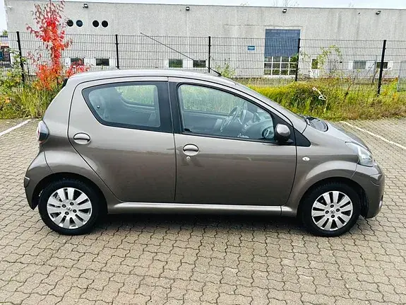 Toyota Aygo 2012 photo 2