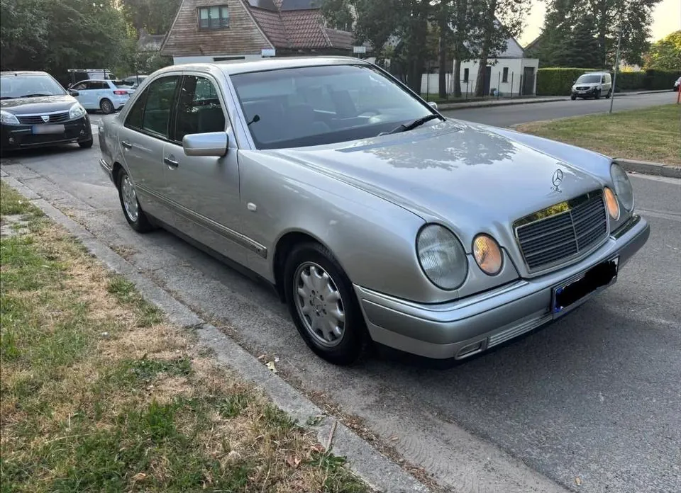 Mercedes-Benz E230