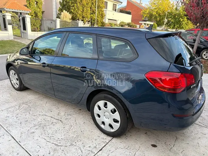 Opel Astra J 2012 photo 4
