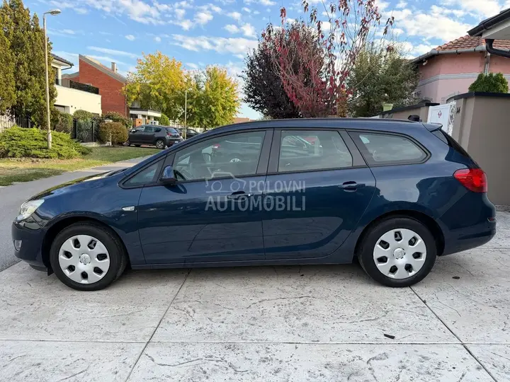 Opel Astra J 2012 photo 3