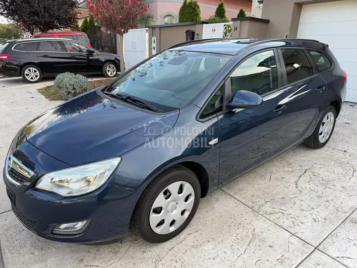 Opel Astra J 2012 photo 2