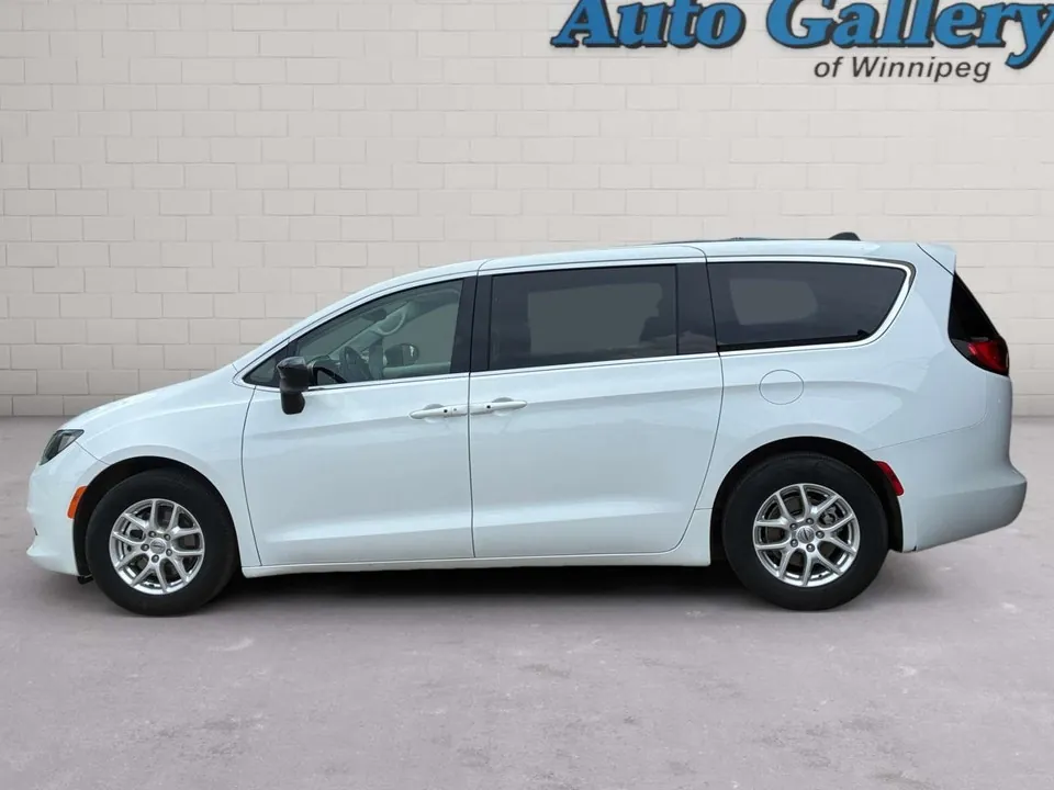 Chrysler Grand Caravan 2024 photo 2