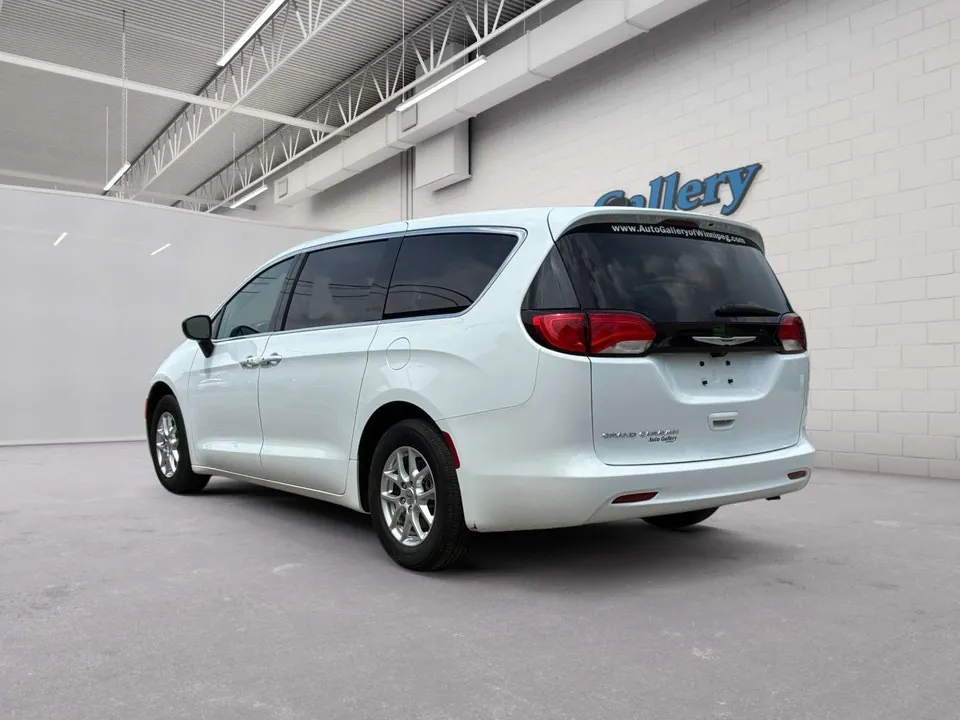 Chrysler Grand Caravan 2024 photo 3