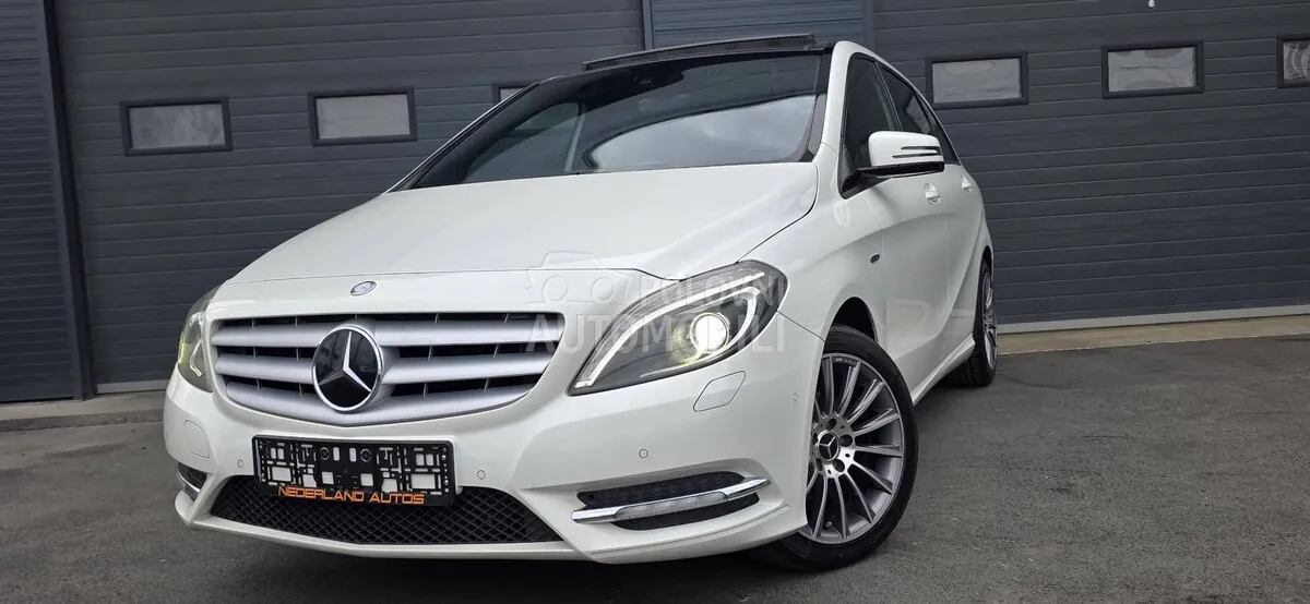 Mercedes-Benz B 180 2012 photo 2