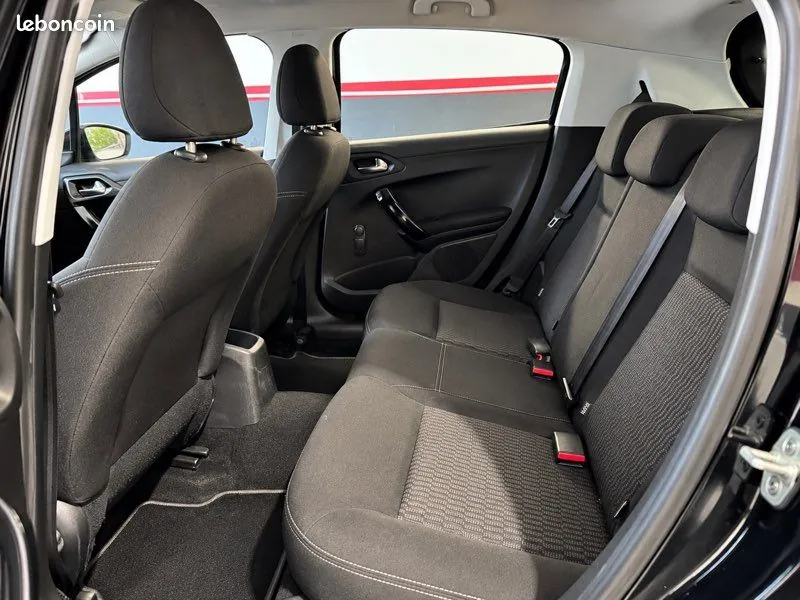 Peugeot 208 2015 photo 5