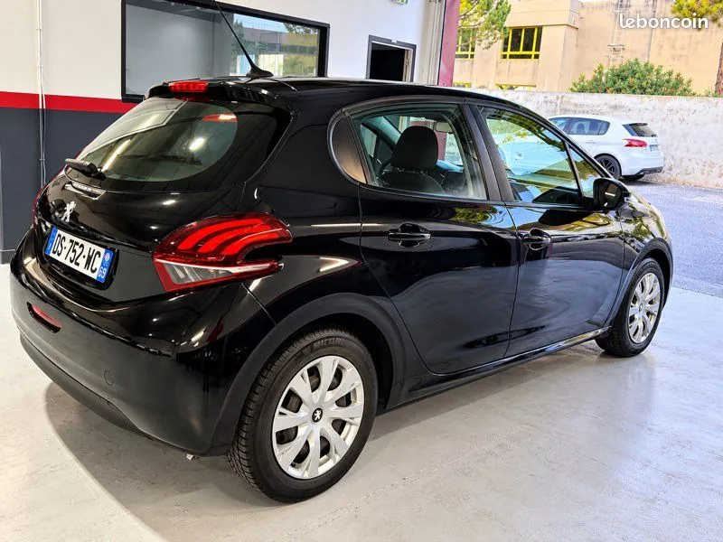 Peugeot 208 2015 photo 3