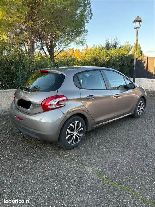 Peugeot 208 2012 photo 2