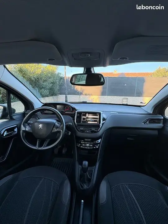 Peugeot 208 2012 photo 3
