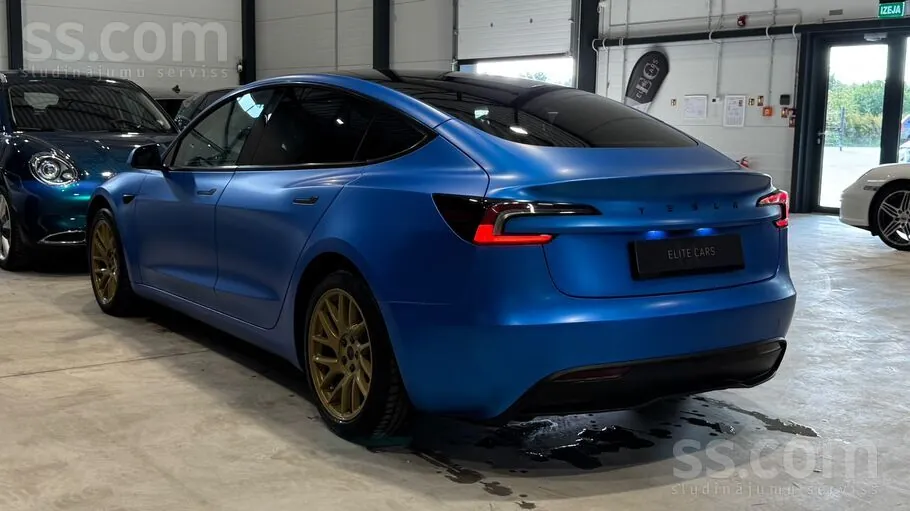 Tesla Model 3 2023 photo 2