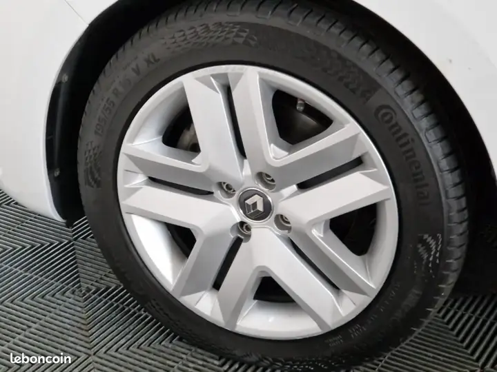 Renault Clio 2022 photo 2