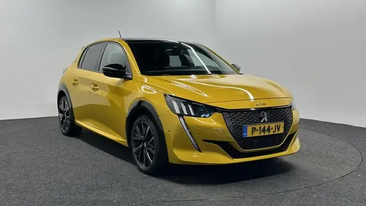 Peugeot 208 2022 photo 3