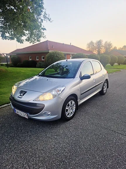 Peugeot 206 2011 photo 2