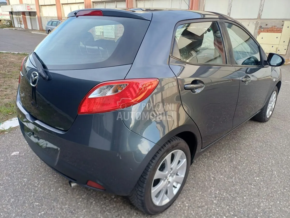 Mazda 2 2013 photo 4