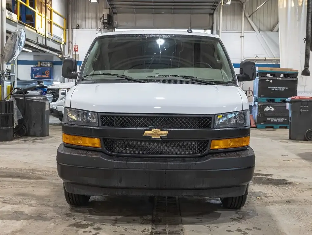Chevrolet Express 3500 2025 photo 2