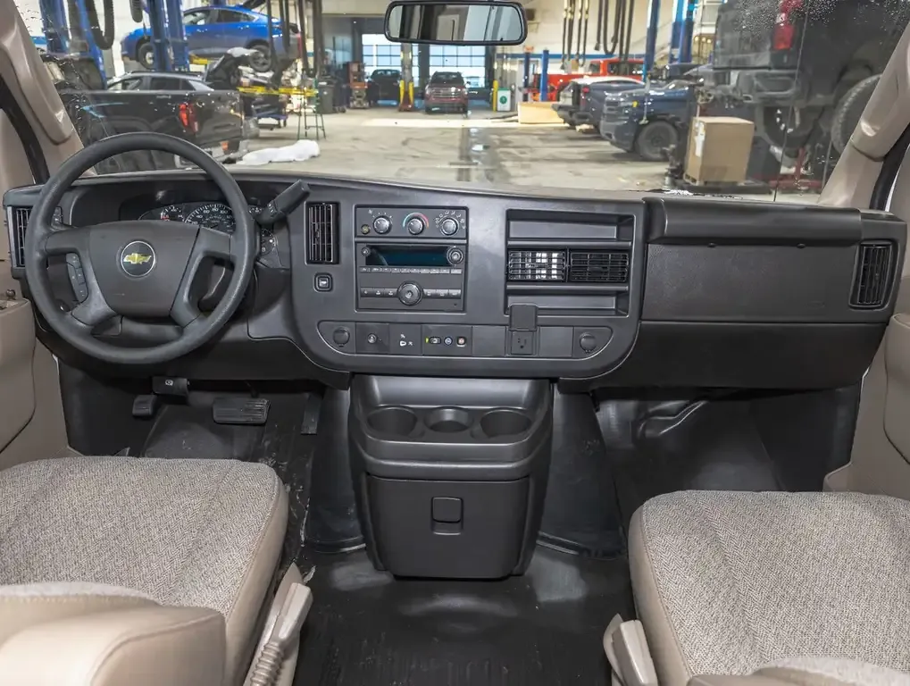 Chevrolet Express 3500 2025 photo 4