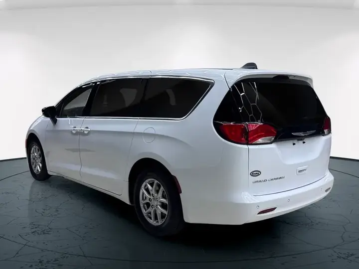 Chrysler Grand Caravan 2024 photo 3