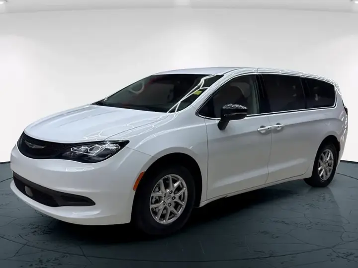 Chrysler Grand Caravan 2024 photo 2