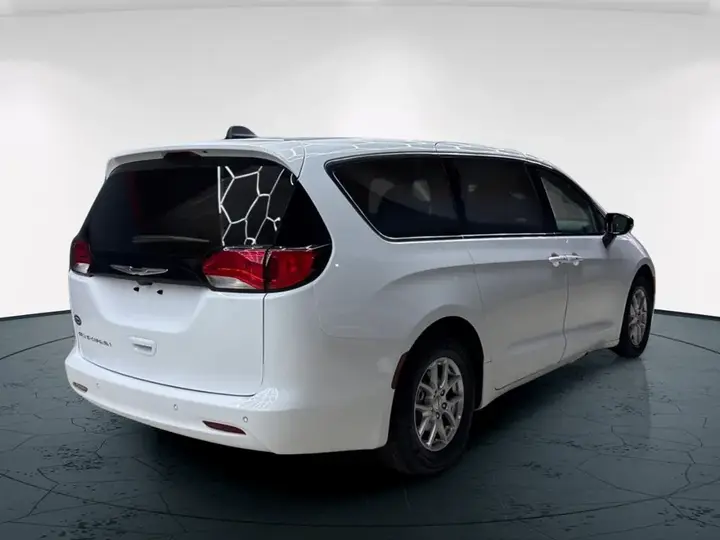 Chrysler Grand Caravan 2024 photo 5