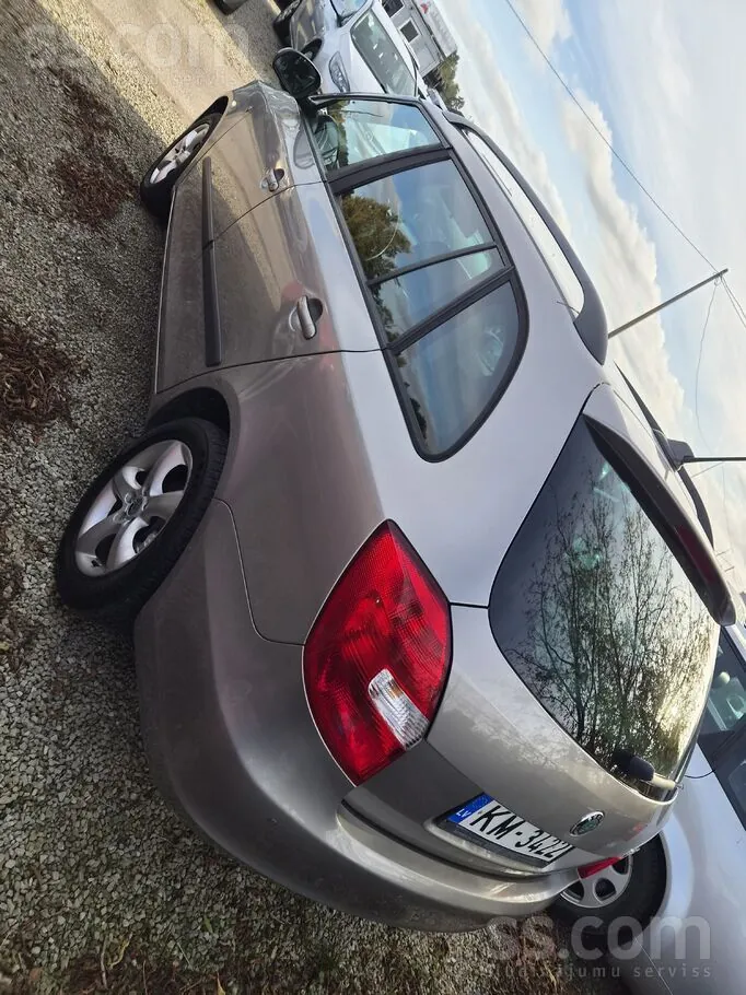 Skoda Fabia 2012 photo 4