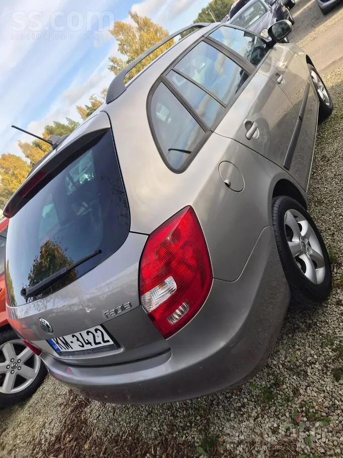 Skoda Fabia 2012 photo 3