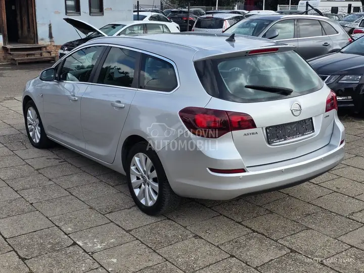 Opel Astra J 2011 photo 4