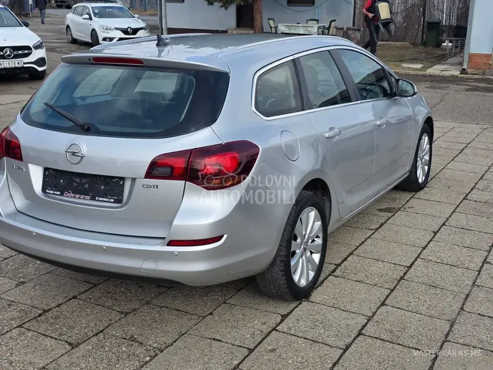 Opel Astra J 2011 photo 3