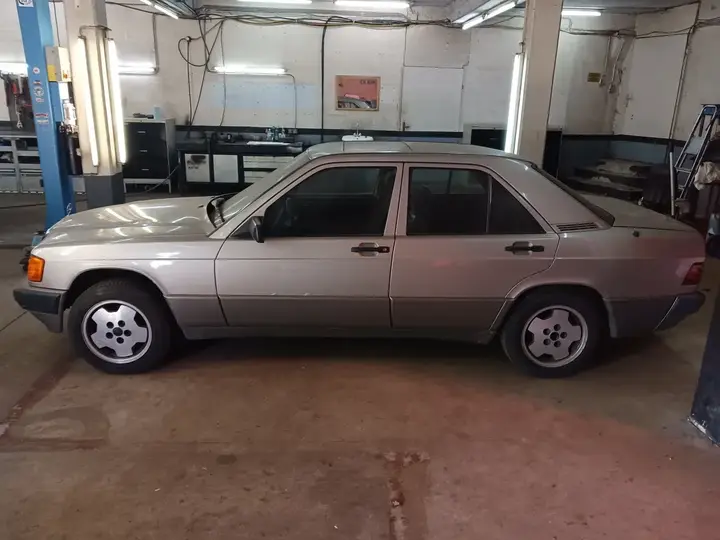 Mercedes-Benz 190 1991 photo 2