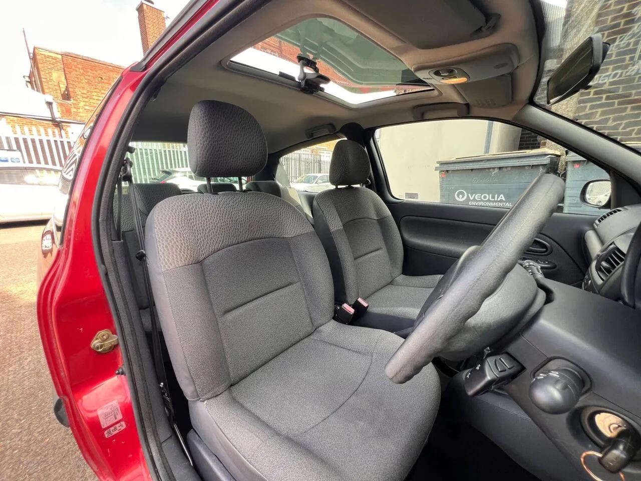 Renault Clio 2004 photo 2