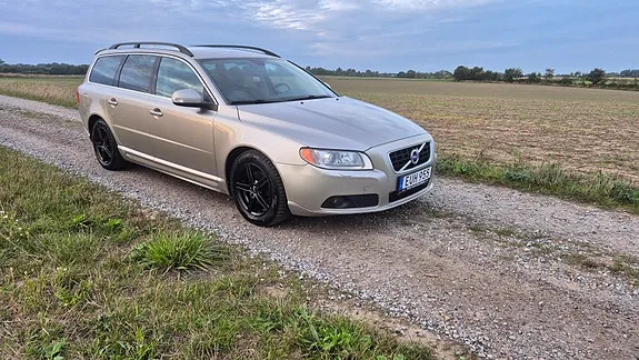 Volvo V70 2010 photo 2