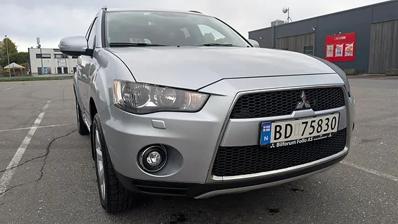 Mitsubishi Outlander 2011 photo 2