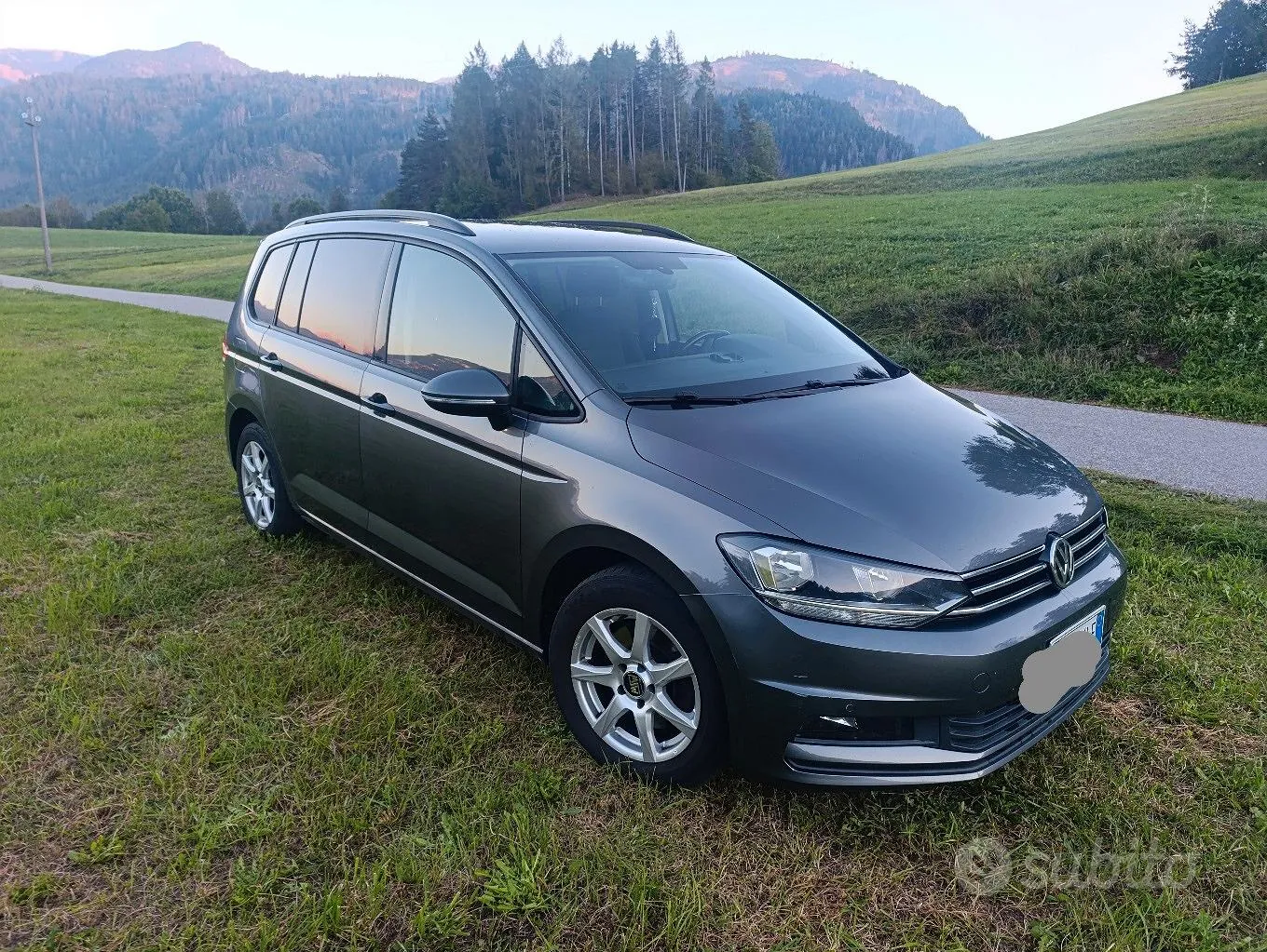 Volkswagen Touran 2017 photo 2