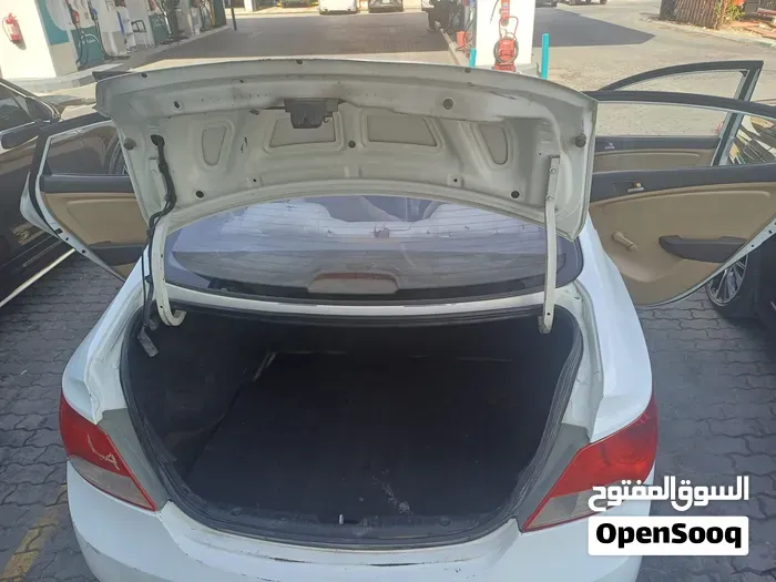 Hyundai Accent 2012 photo 4