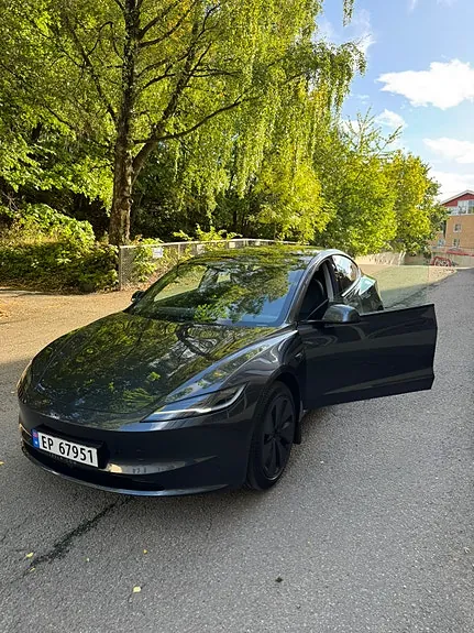 Tesla Model 3 2026 photo 2