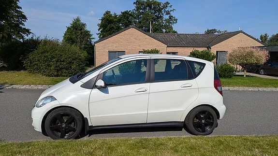 Mercedes-Benz A180 2011 photo 2