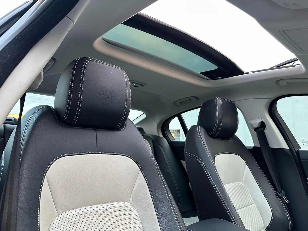 Jaguar Xe 2017 photo 3
