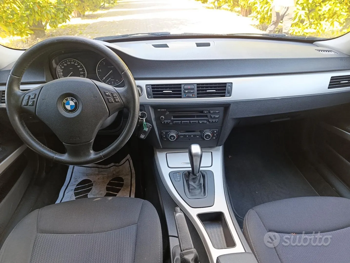 BMW 318D 2010 photo 2