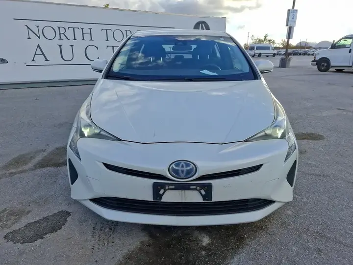 Toyota Prius 2017 photo 2