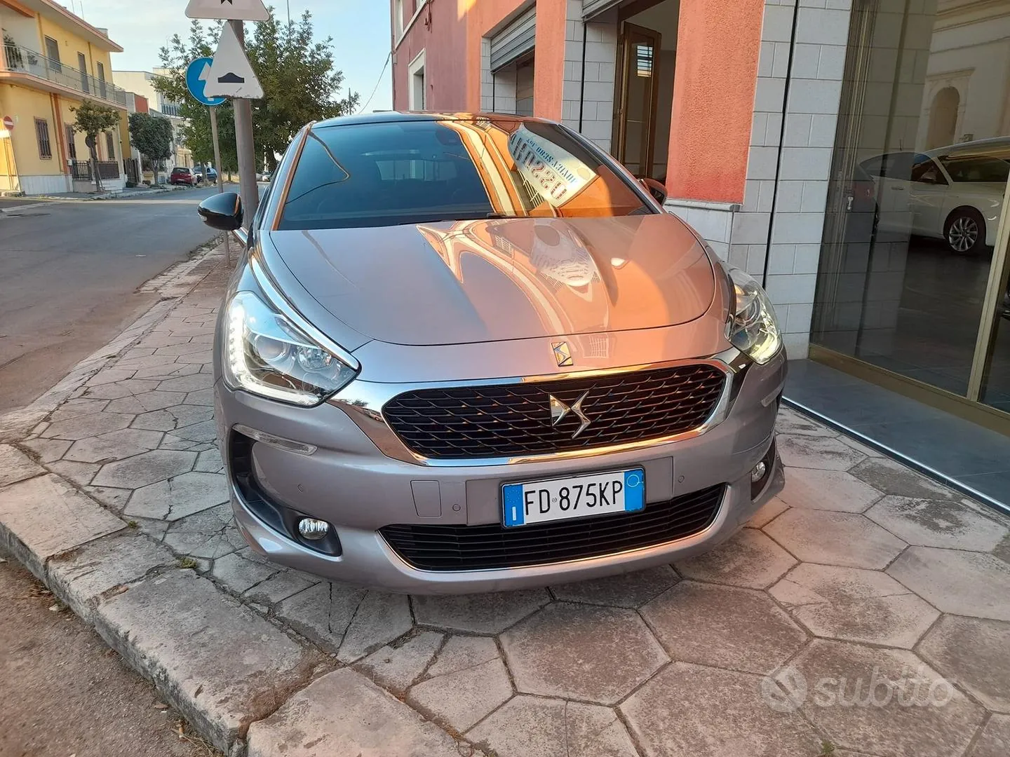 DS Automobiles 5 2016 photo 2