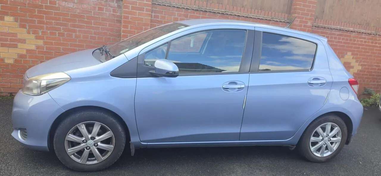 Toyota Yaris 2013 photo 2
